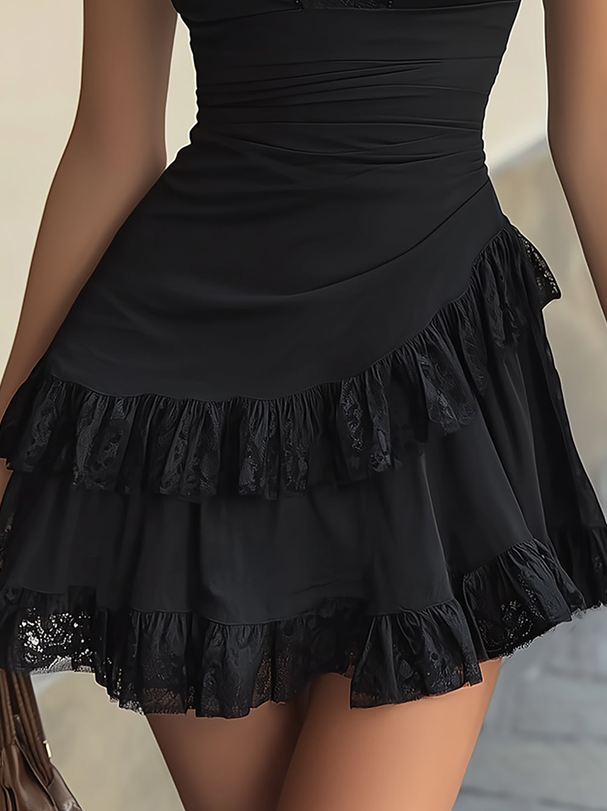 Estelle | Mini Abito a Balze in Pizzo Nero con Scollo a V