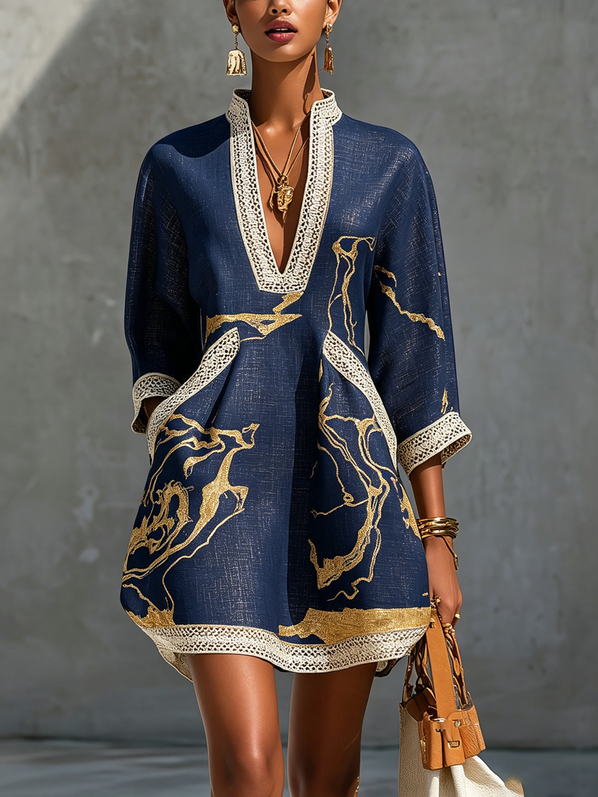 Cosette | Mini Abito in Pizzo Crochet Blu Navy con Motivi Dorati e Scollo a V