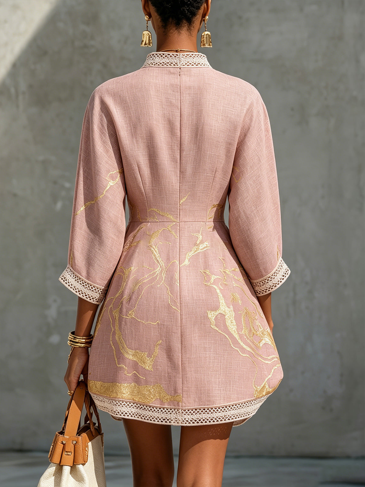 Ninon | Mini Abito in Pizzo Crochet Rosa con Motivi Dorati e Scollo a V