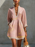 Ninon | Mini Abito in Pizzo Crochet Rosa con Motivi Dorati e Scollo a V