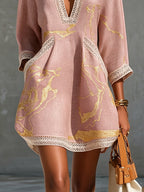 Ninon | Mini Abito in Pizzo Crochet Rosa con Motivi Dorati e Scollo a V