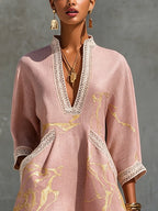 Ninon | Mini Abito in Pizzo Crochet Rosa con Motivi Dorati e Scollo a V