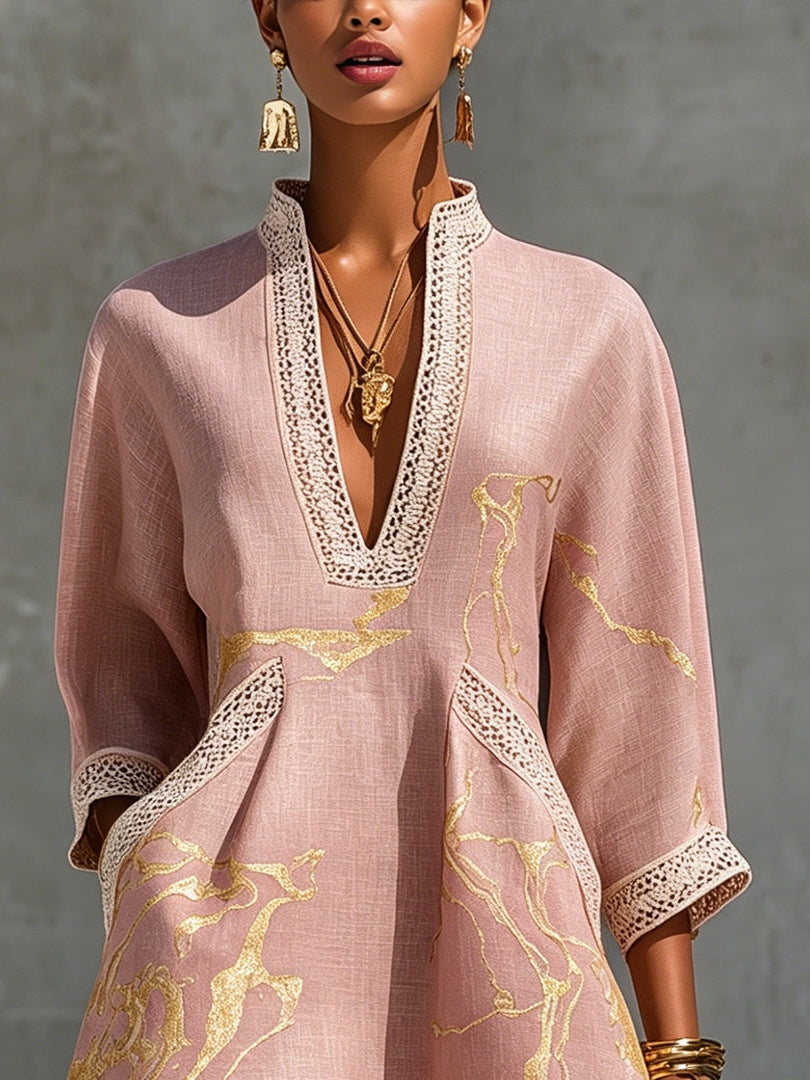 Ninon | Mini Abito in Pizzo Crochet Rosa con Motivi Dorati e Scollo a V